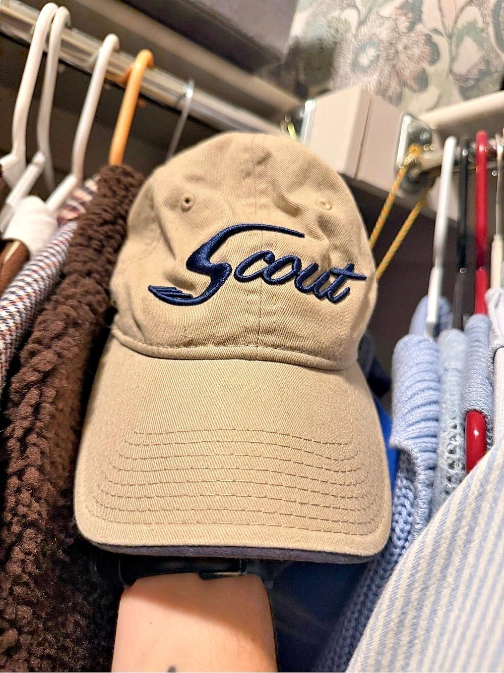 Scout hat in beige and navy